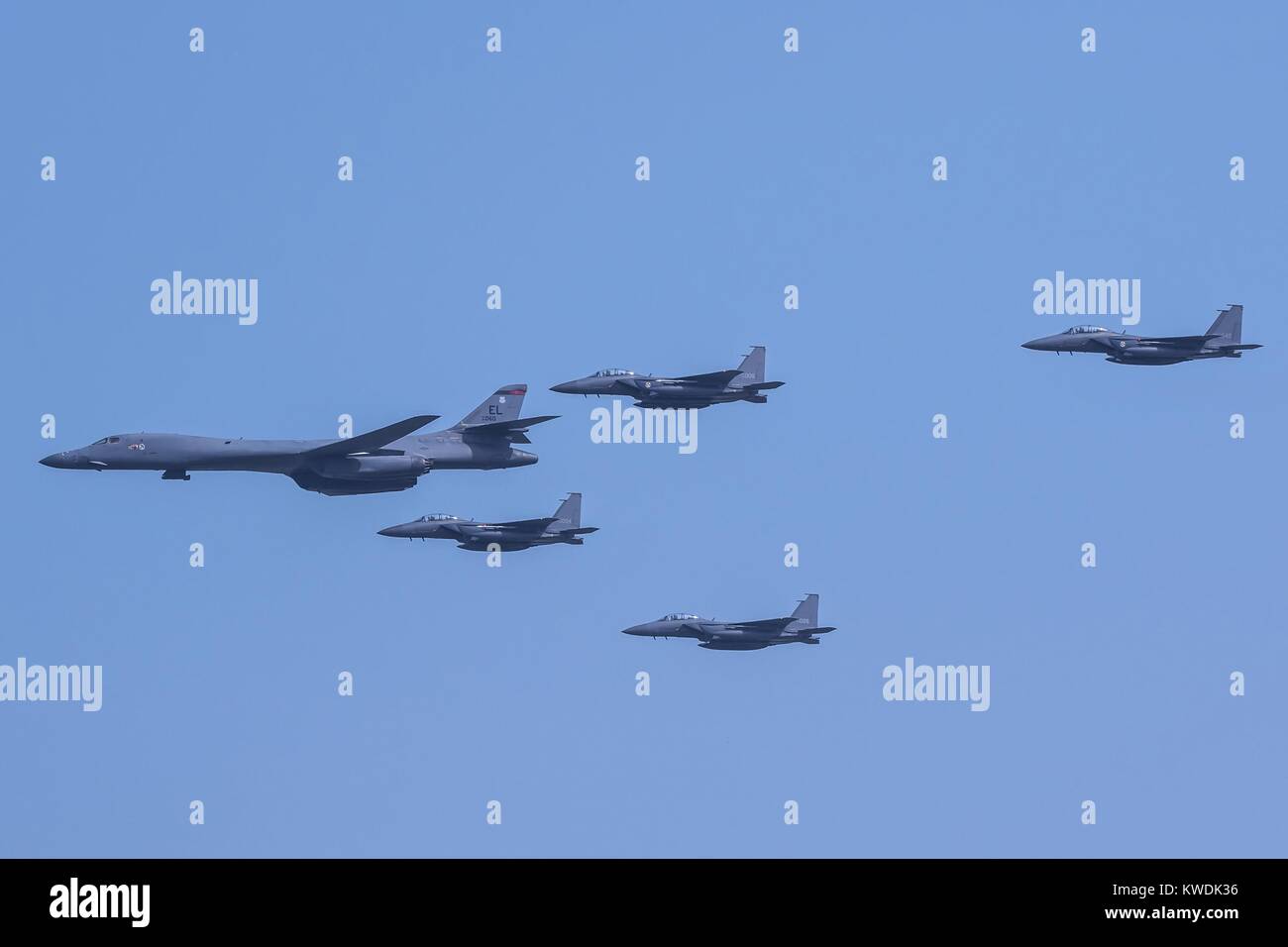 La Fuerza Aérea de EE.UU. B-1B Lancer, acompañado por la fuerza aérea de Corea del Sur F-15K Slam Águilas, 13 de septiembre, 2016. Las aeronaves aliadas sobrevolar la base aérea de Osan, Corea del Sur, 13 de septiembre, 2016 (BSLOC 2017 18 182). Foto de stock
