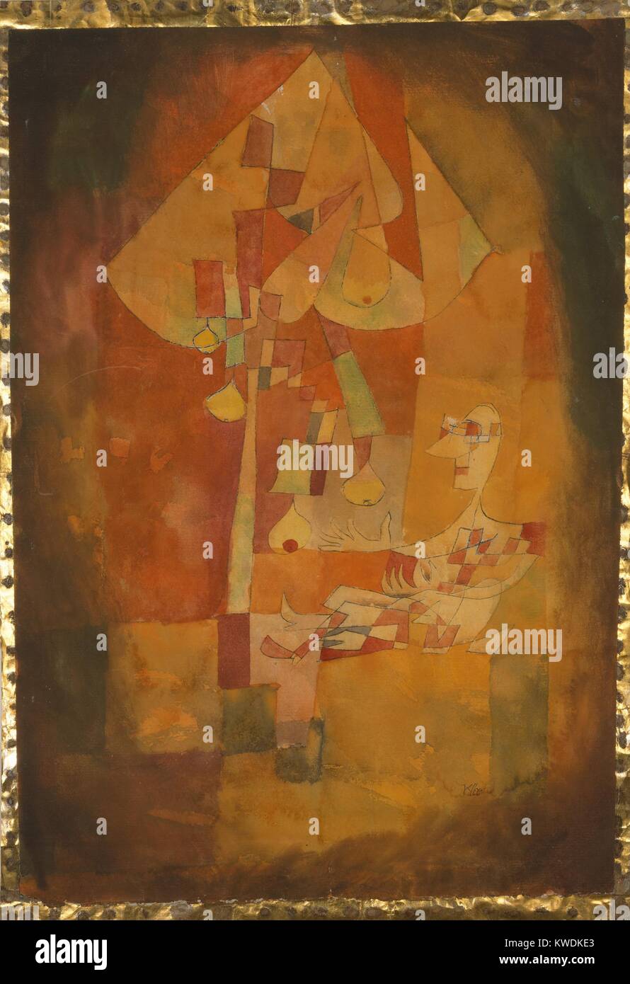 El HOMBRE BAJO LA PERAL por Paul Klee, 1921, Suiza de acuarela. Pintado en tonos de naranja, grandes y pequeñas formas de color crean la imagen cubista (BSLOC 2017 7 35) Foto de stock
