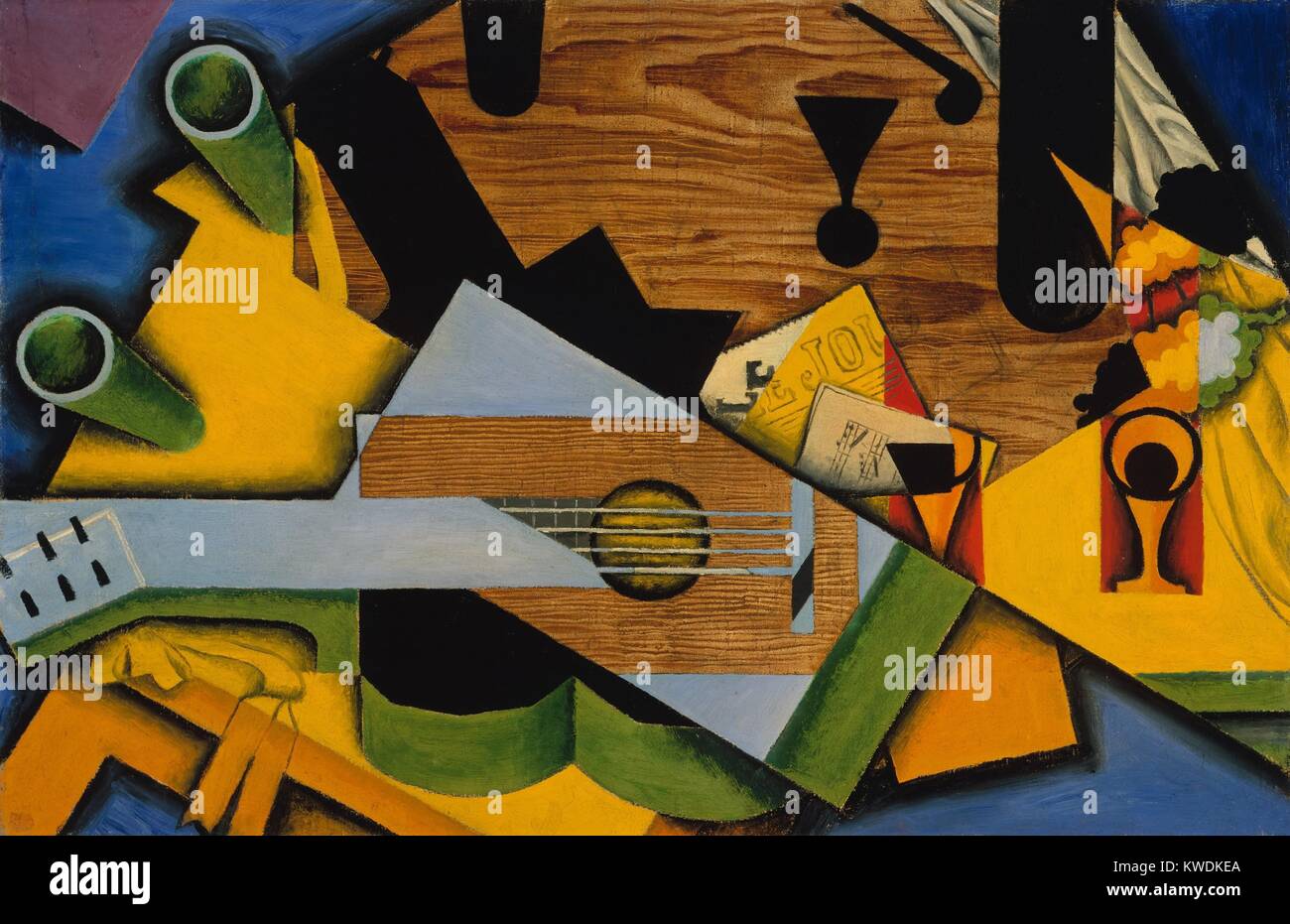 Bodegón con una guitarra de Juan Gris, 1913, pintura Cubista Español, óleo sobre lienzo. Este trabajo está fuertemente influenciado por el segundo estilo Picasso/Braque, el cubismo sintético como gris llamado. Formas planas se abstraen de los objetos, mientras que otros son impuestas geometría independiente del asunto (BSLOC 2017 7 4) Foto de stock