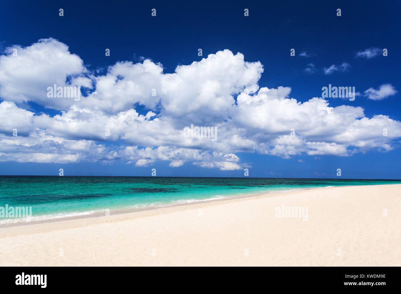 Nadie en la playa de aguas turquesa de belleza Foto de stock