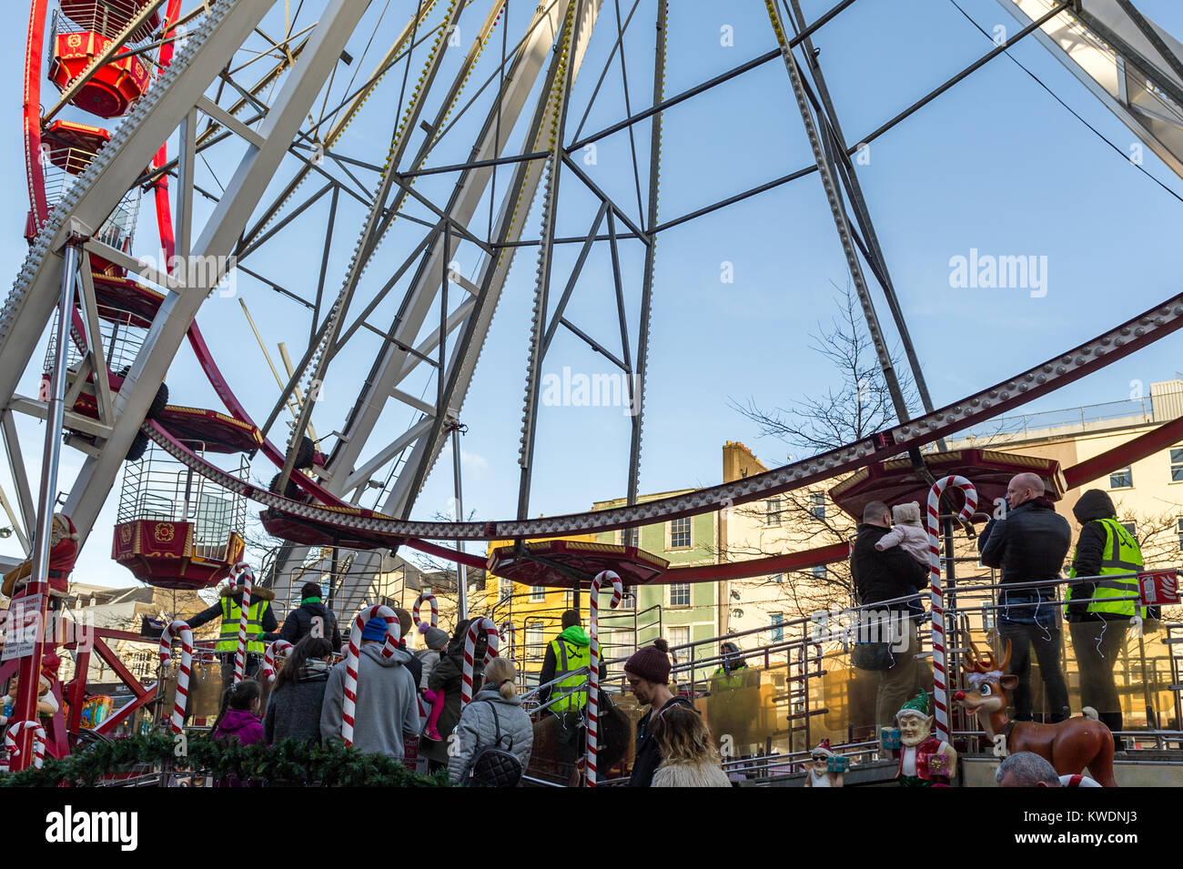 Cola para la rueda de la fortuna, en Grand Parade, Cork, Irlanda, en el caso de resplandor de Navidad. Foto de stock