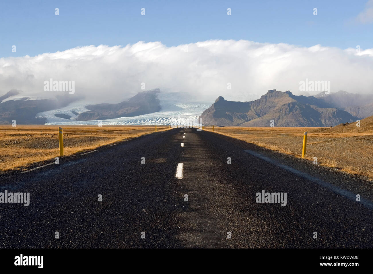 Road to nowhere; desolada ruta 1, o de la Circunvalación, en la zona del Parque Nacional Skaftafell Islandia Foto de stock