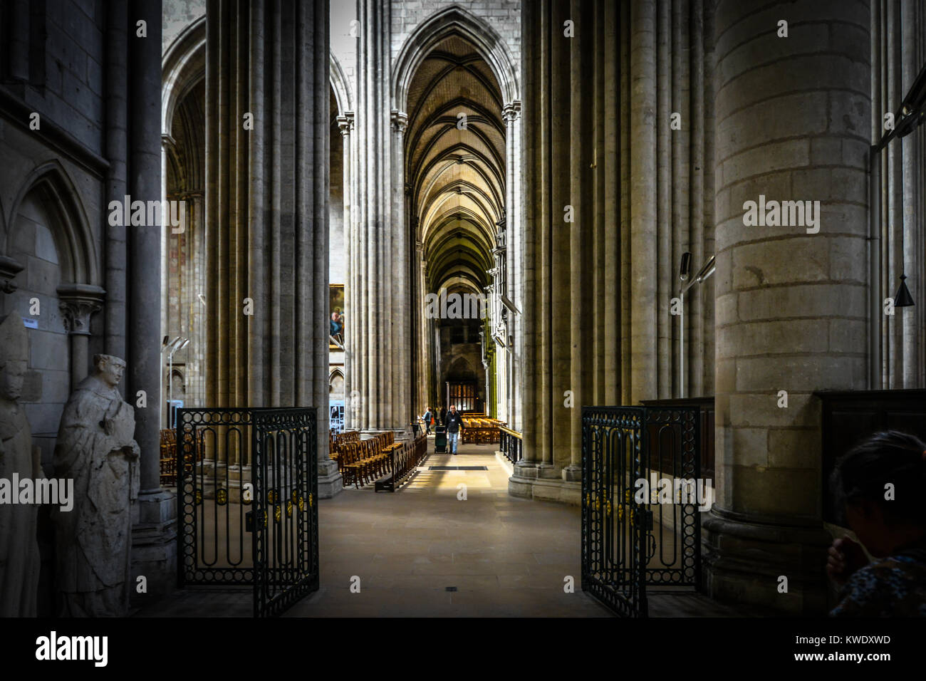 El interior gótico de la histórica Catedral de Rouen, en Normandía, Francia, con una iluminación espectacular y techo abovedado Foto de stock