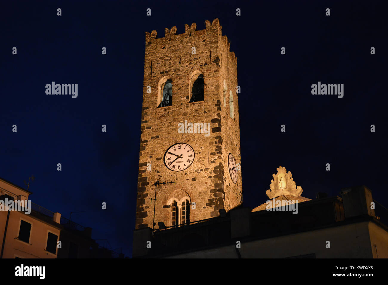 El campanario y el reloj de la Iglesia de San Giovanni Battista, o San Juan Bautista de Monterosso Al Mare, Cinque Terre Italia en la noche Foto de stock