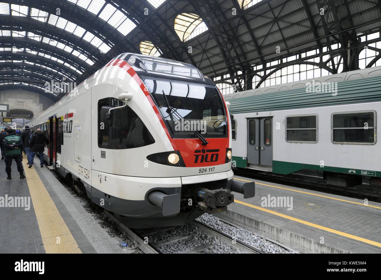 La Estación Central de Milán (Italia), tren a TiLo, trenes regionales Tesino - Lombardía (Treni Regionali Tesino - Lombardia) Foto de stock