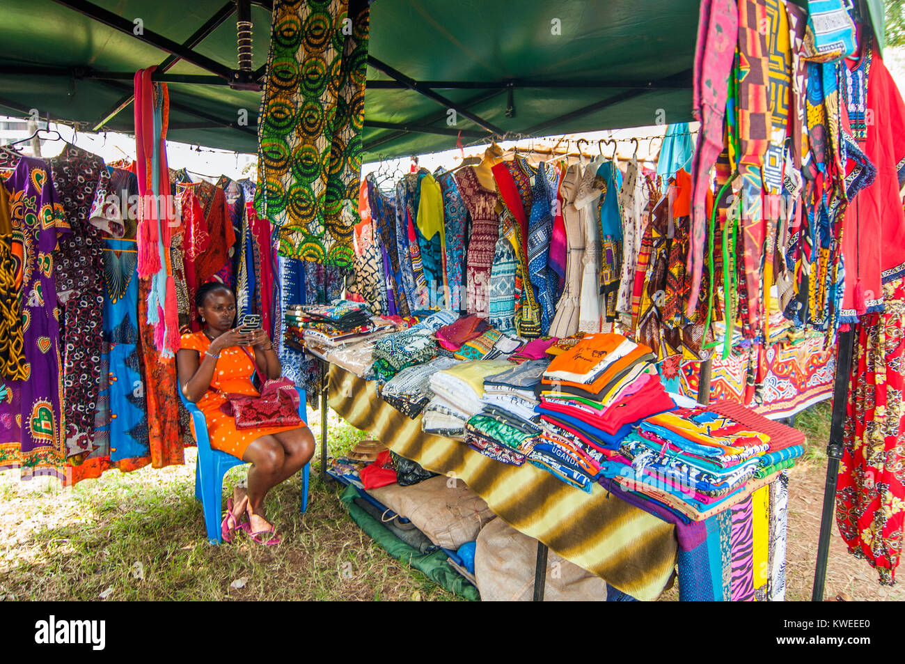 Interior de calado ropa africana y el mercado artesanal con
