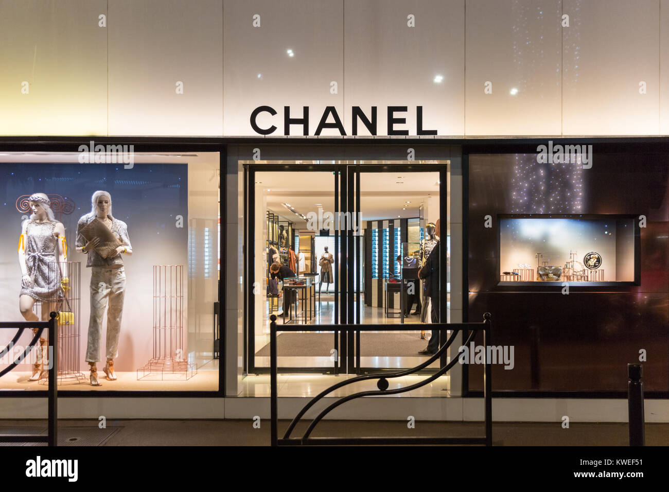Exterior de la tienda Chanel y escaparates iluminados durante la noche en  la Croisette de Cannes, en la Riviera Francesa, Francia Fotografía de stock  - Alamy