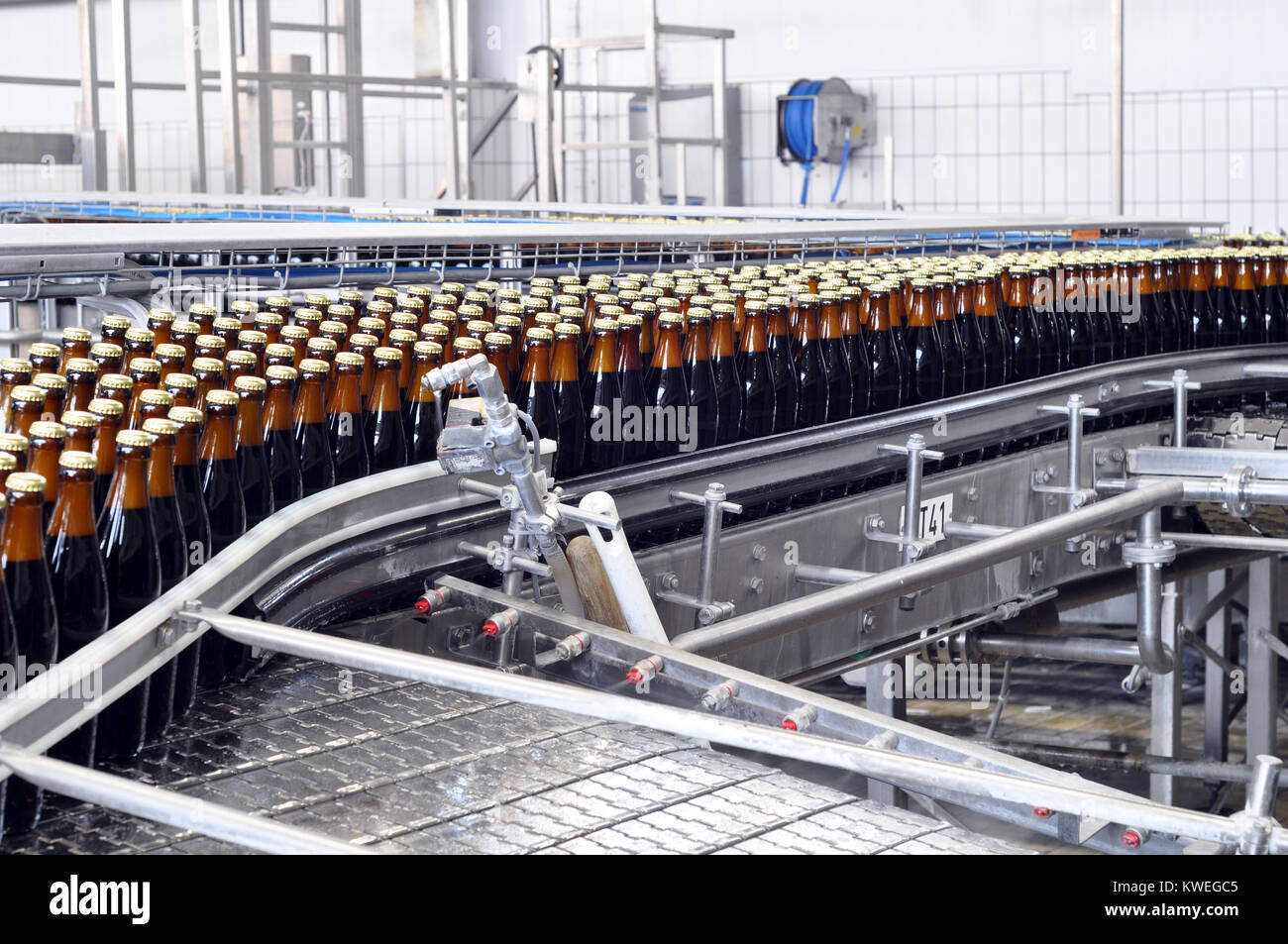 Cinta transportadora de una cervecería - botellas de cerveza en producción  y embotellado Fotografía de stock - Alamy