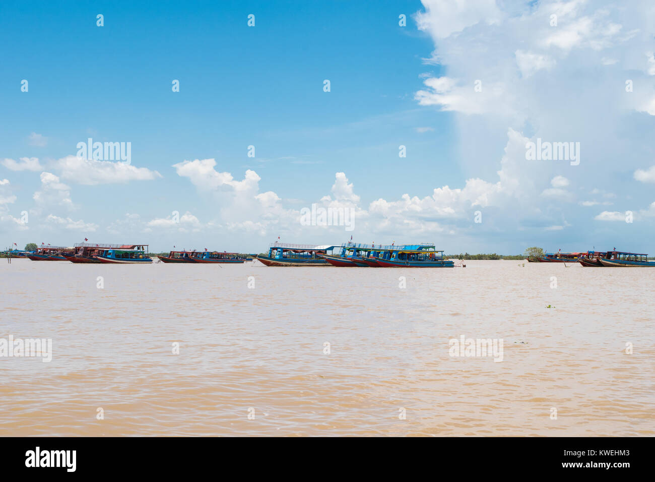 Los barcos largos atados y amarrada cerca del lecho del río del Lago Tonle Sap, para el transporte de turistas a Kompong Phluk aldea flotante, Siem Reap, Camboya Foto de stock