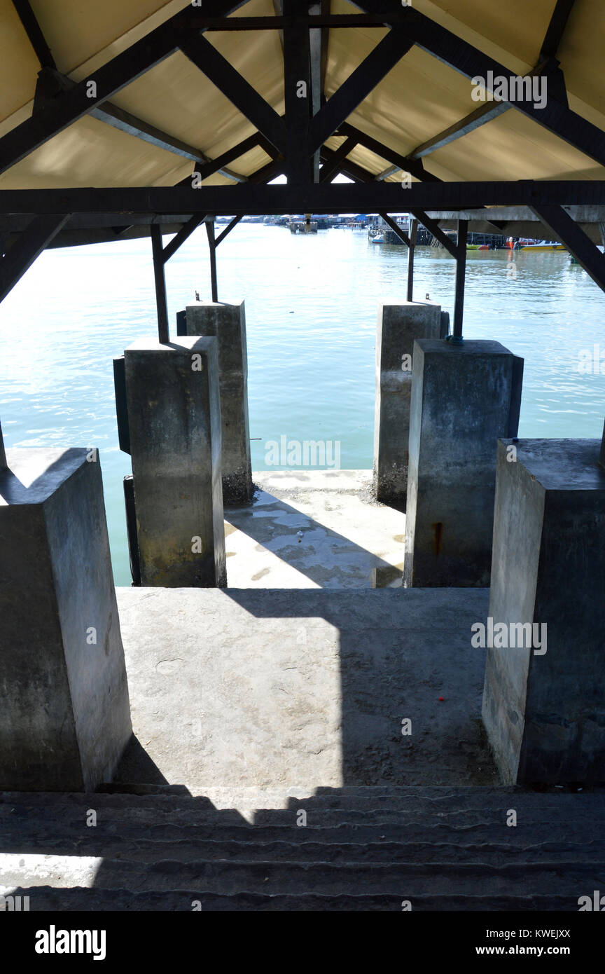 Muelle de concreto en el puerto marítimo de la ciudad de Tarakan
