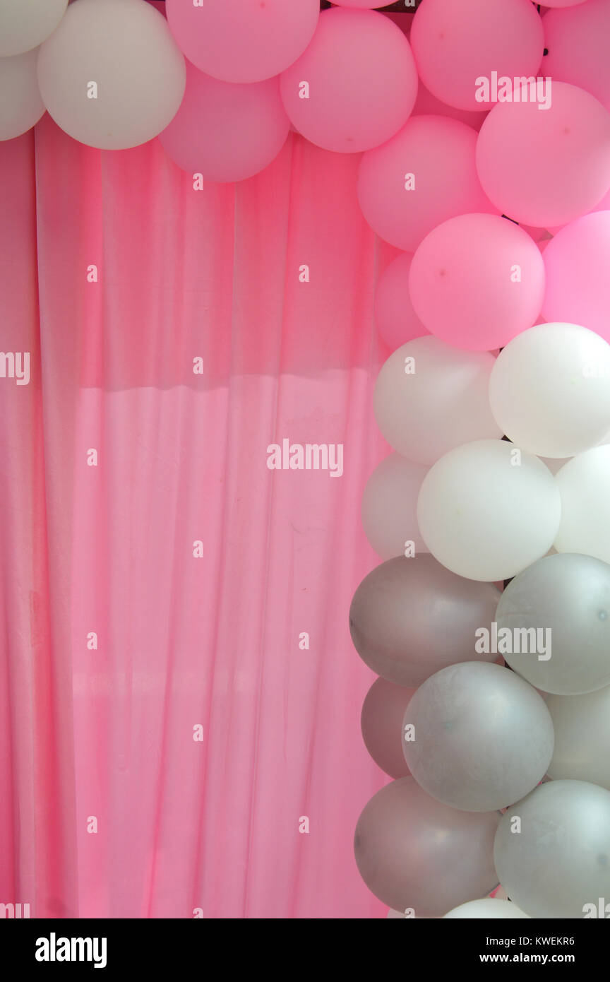 Bastidor de globos en blanco sobre fondo rosa cortina Fotografía de stock -  Alamy
