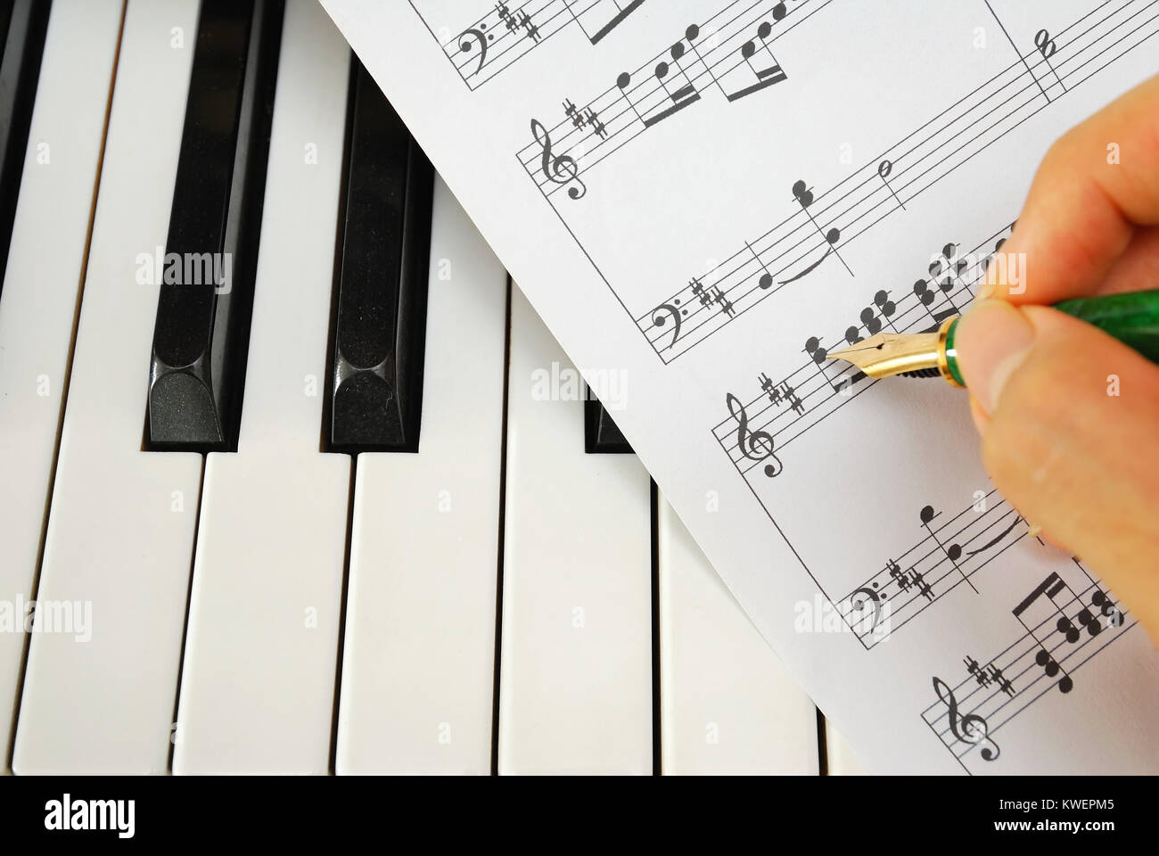 Componer música y escribir en la partitura de música en un teclado de piano  en blanco y negro. Para conceptos como la música y la creatividad  Fotografía de stock - Alamy