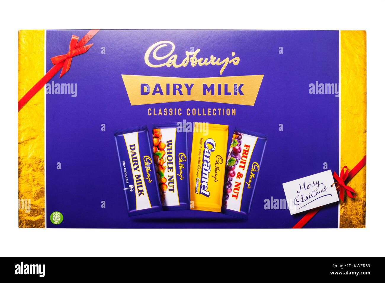 Una colección clásica de Cadbury Dairy Milk del cuadro de selección sobre un fondo blanco. Foto de stock