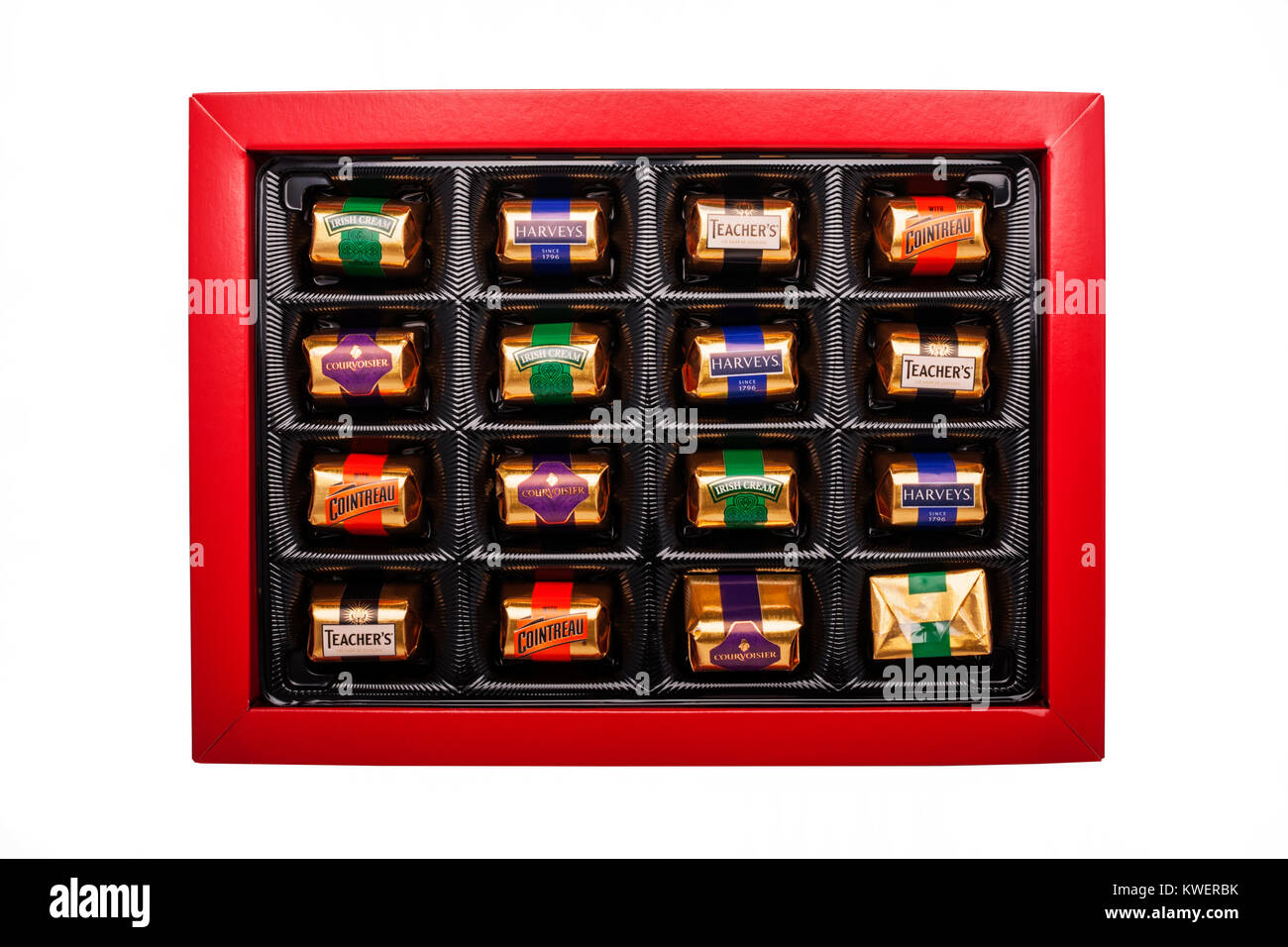 Una caja de bombones licores sobre un fondo blanco. Foto de stock