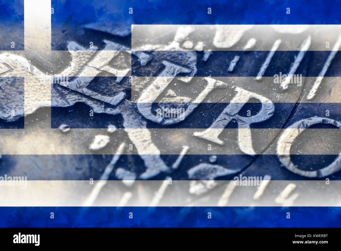 Moneda Euro circulada y la bandera de Grecia, griego, Euromuenze Reparationsforderungen und Fahne von Griechenland, Griechische Reparationsforderungen Foto de stock