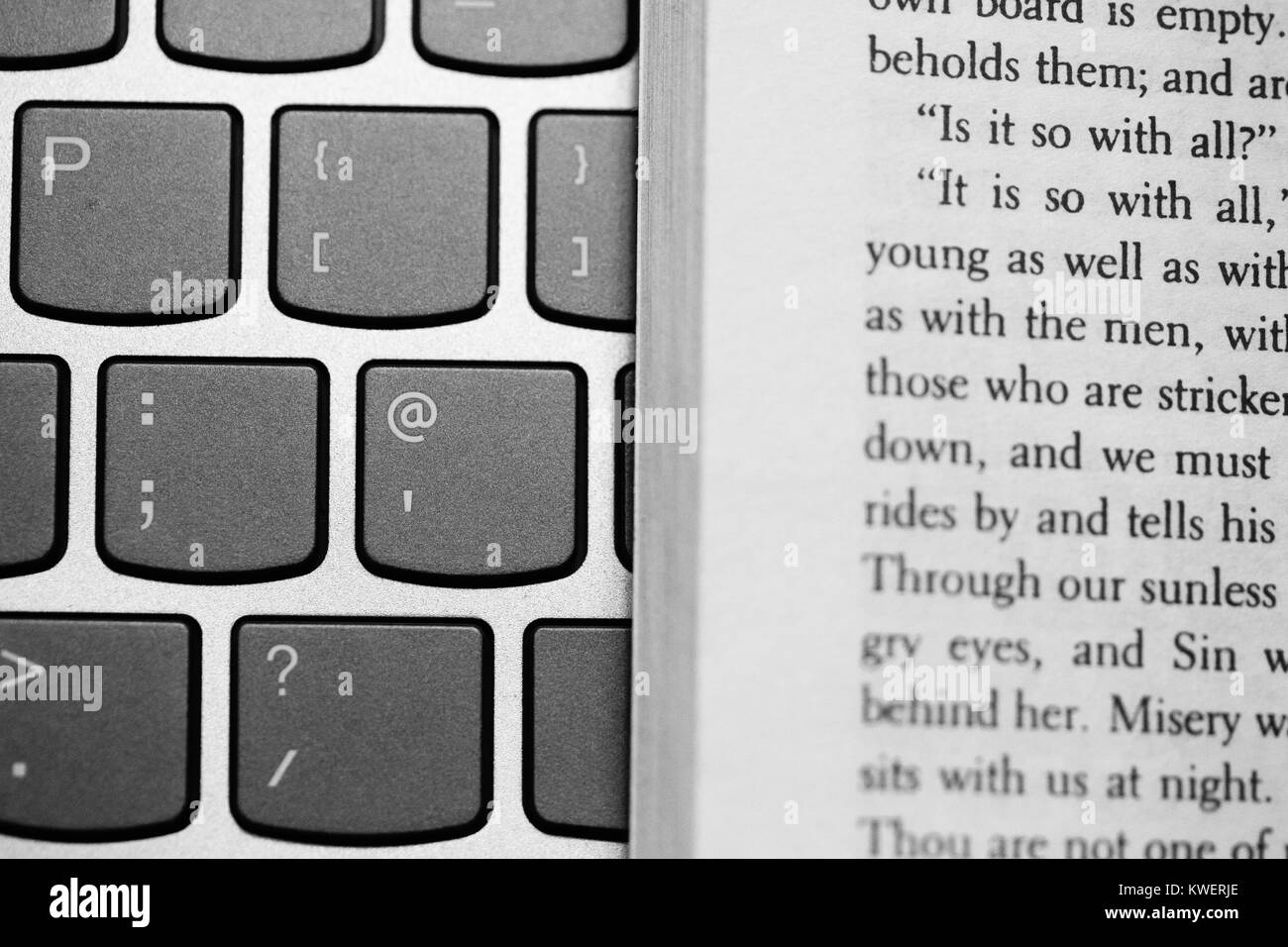 Primer plano del libro clásico Inglés El teclado portátil Impresión