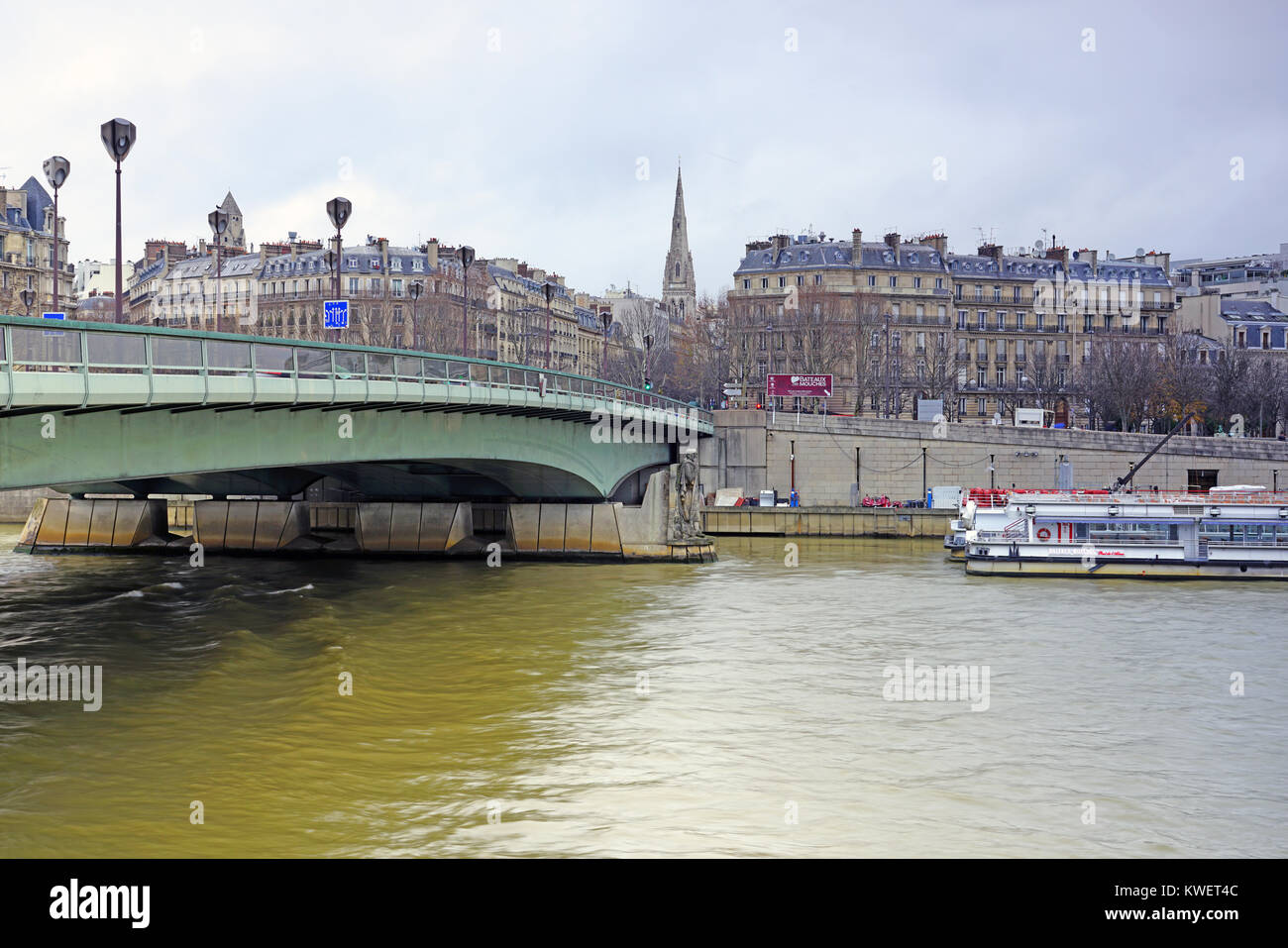 Vista del Pont de l'Alma, un puente sobre el río Sena en París, Francia Foto de stock