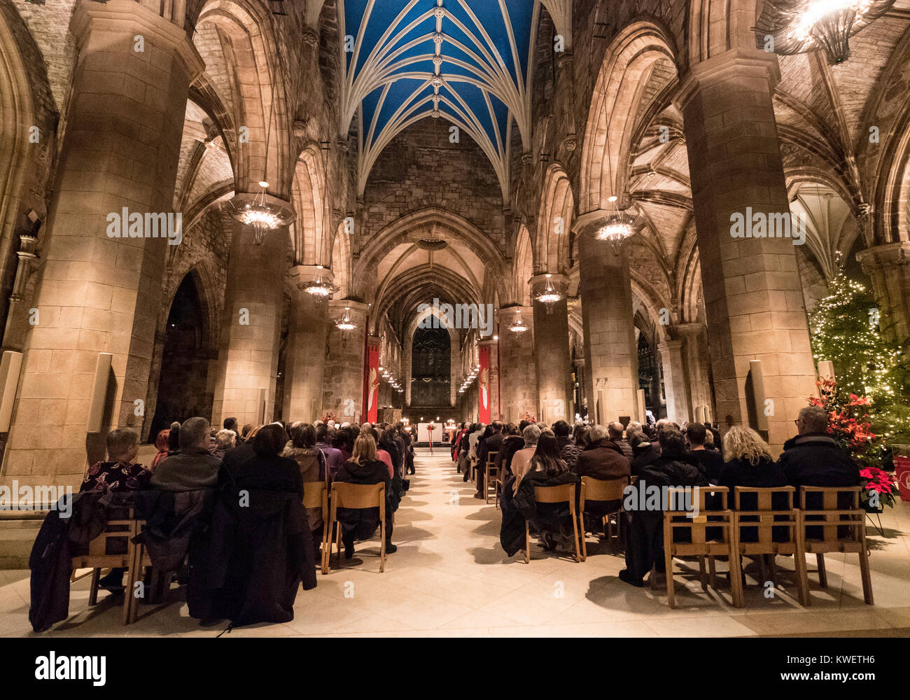 Interior de la Catedral de St Giles durante el concierto de villancicos navideños como parte de Edinburgh's Hogmanay celebraciones en la víspera de Año Nuevo en Edimburgo, Escocia, u Foto de stock