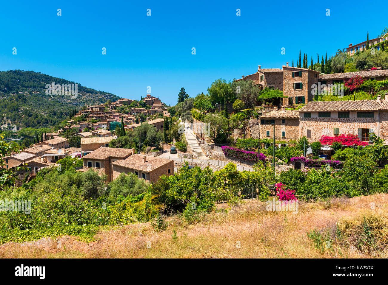Vista sobre el pueblo de Deià Mallorca España Foto de stock
