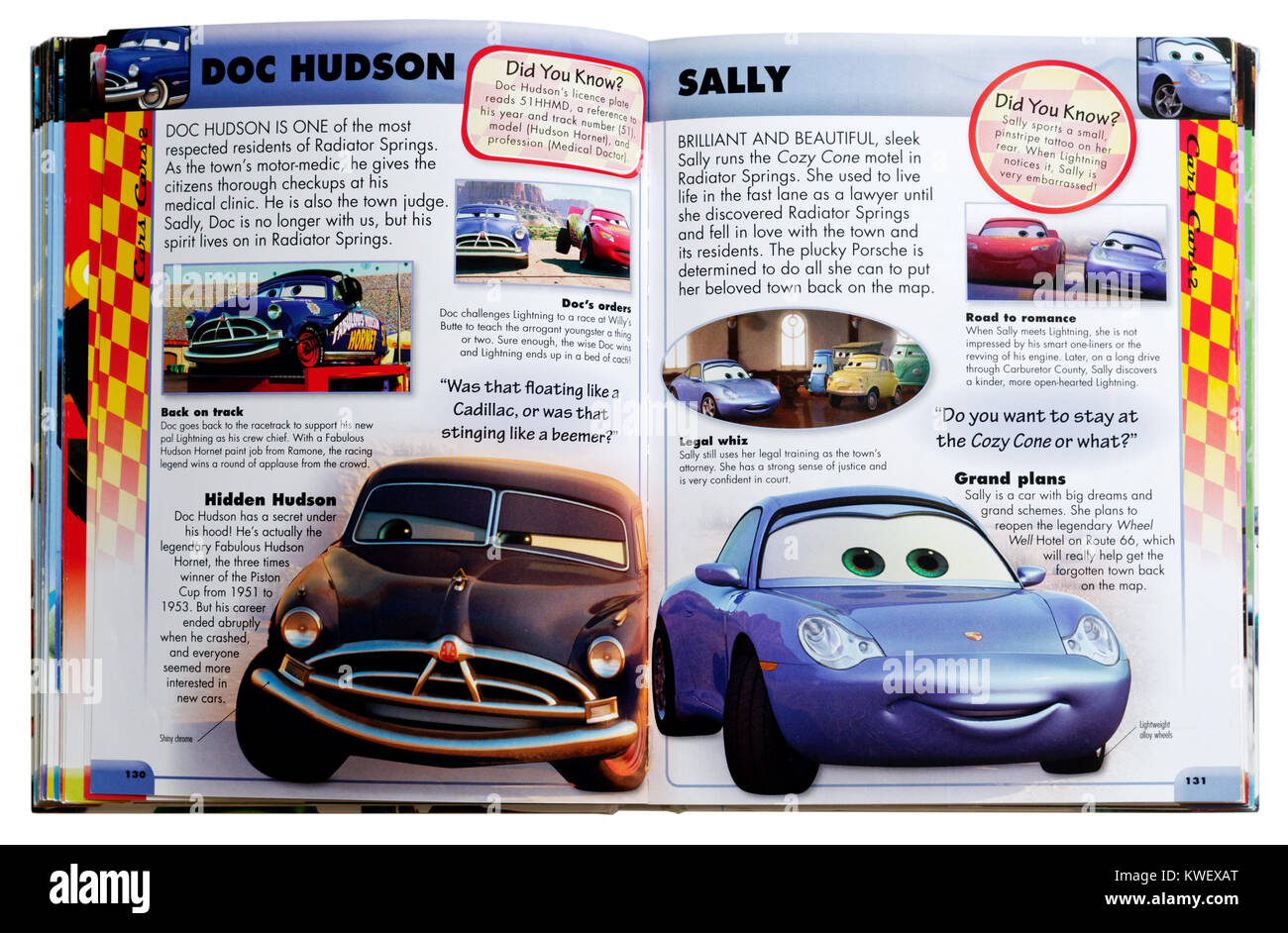 Personajes de Pixar Doc Hudson y Sally de la película Cars en una guía de personajes de Pixar Foto de stock
