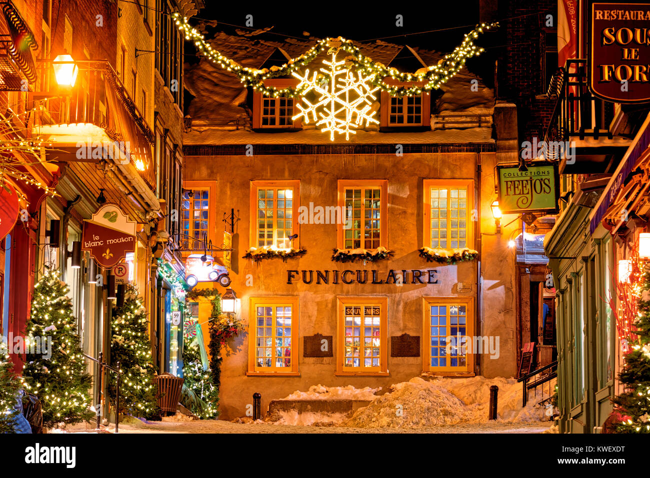 Decoraciones de Navidad y la nieve fresca en la Ciudad de Quebec es Petit Champlain zona por la noche. Buscando Rue Sou-le-Fort hacia el Funiculaire Foto de stock