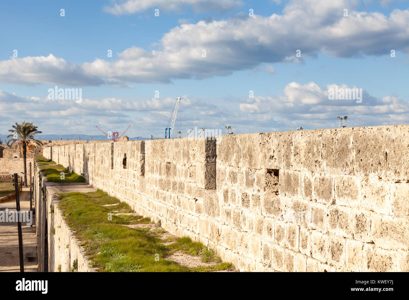 La muralla que rodea el casco histórico de la ciudad de Famagusta, en la República Turca del Norte de Chipre se remontan al siglo XV. Foto de stock