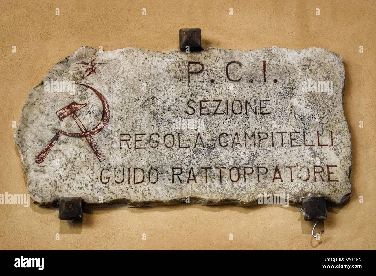 Placa de piedra antiguo de la oficina de una fiesta en el centro histórico de Roma. Foto de stock