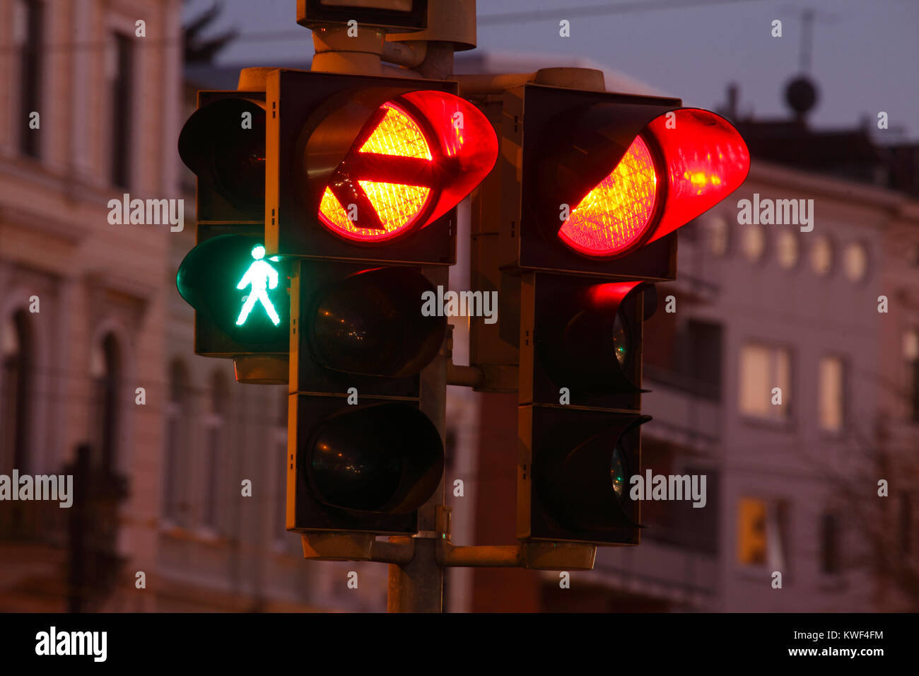 En verde y la luz de cruce peatonal conmutada en rojo lighst tráfico conmutado al anochecer, Bremen, Alemania, Europa Foto de stock