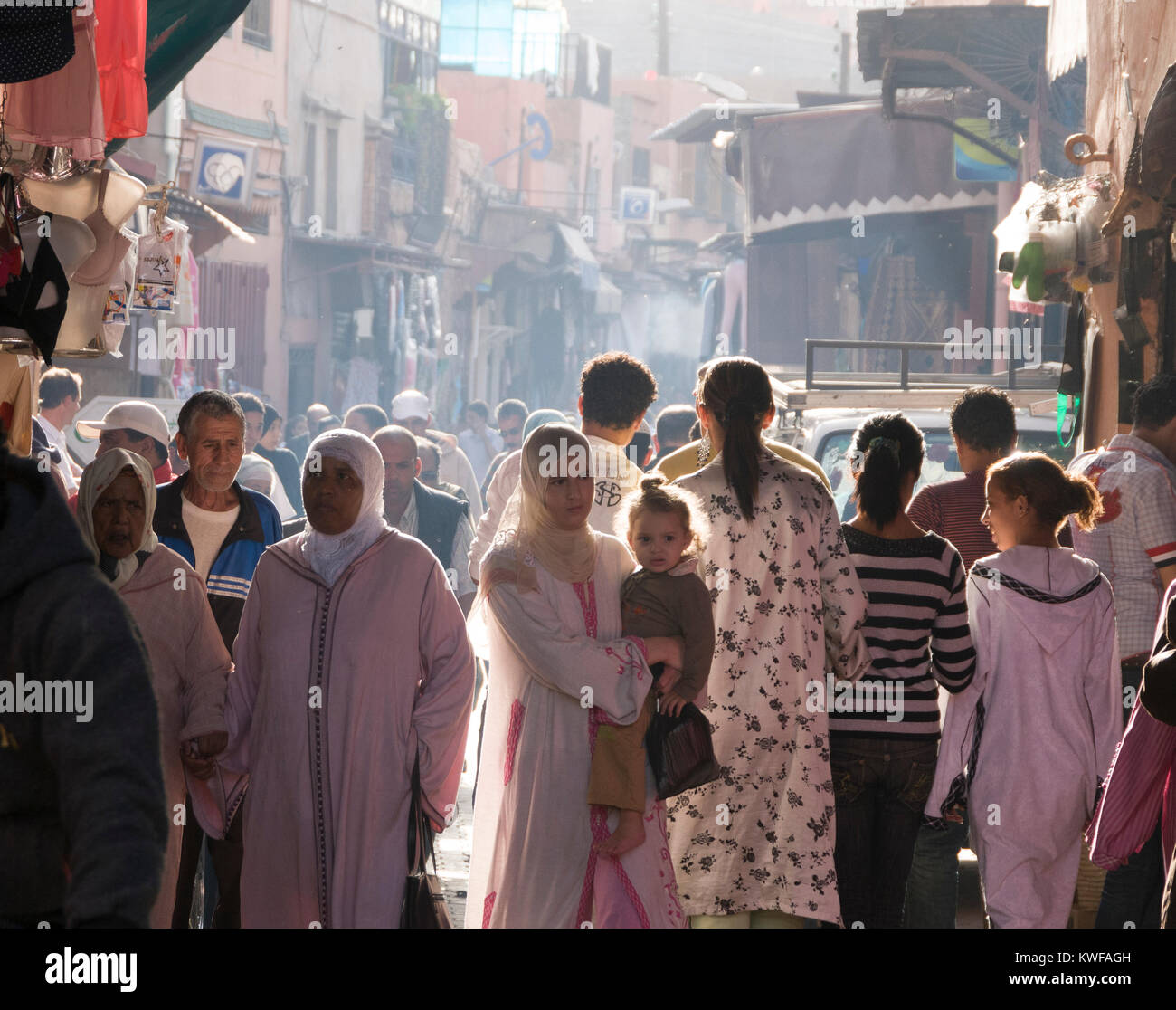El pueblo marroquí en el souk (mercado) Foto de stock