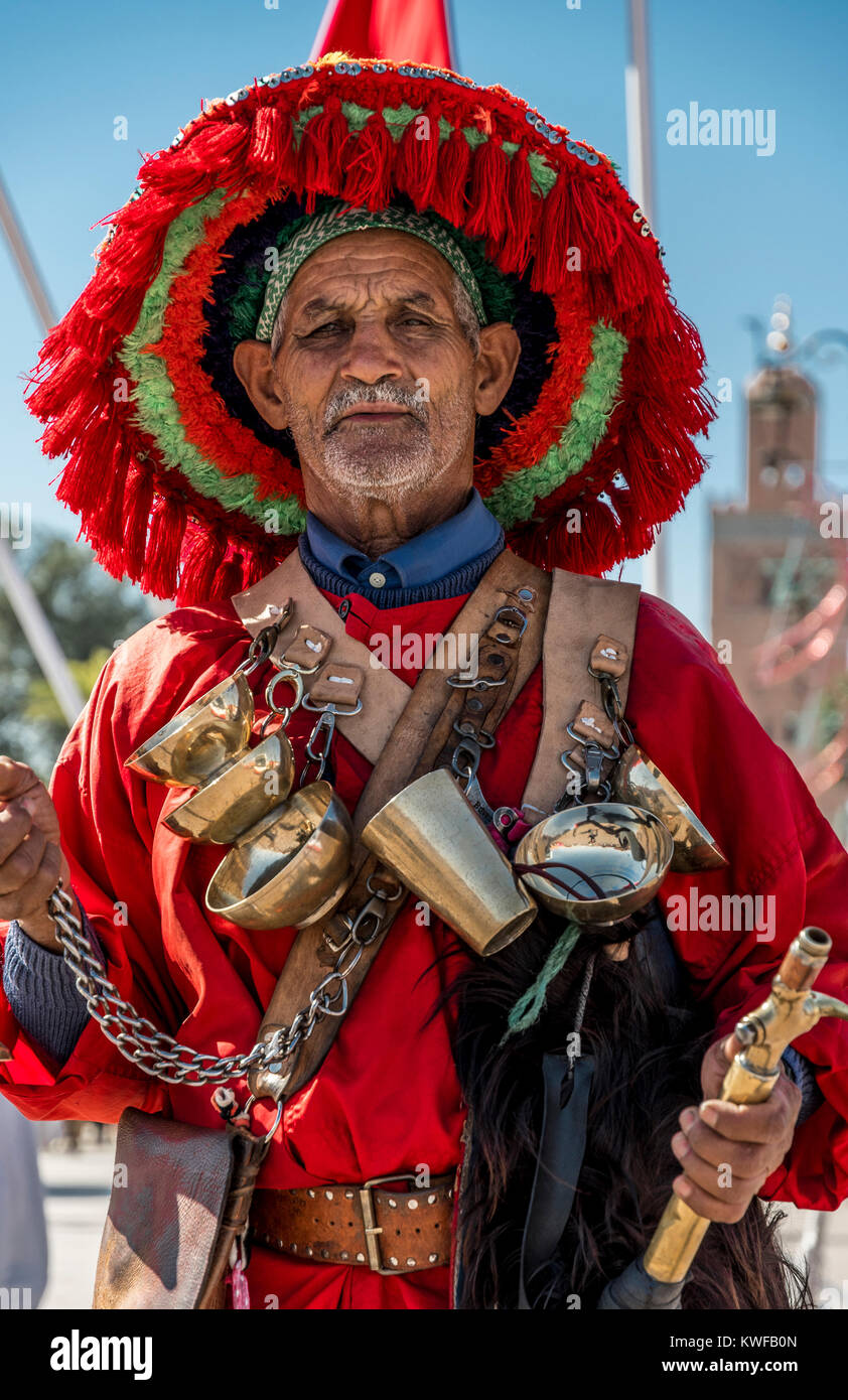 Vendedor de agua tradicional y de la Koutoubia con bandera marroquí. Foto de stock
