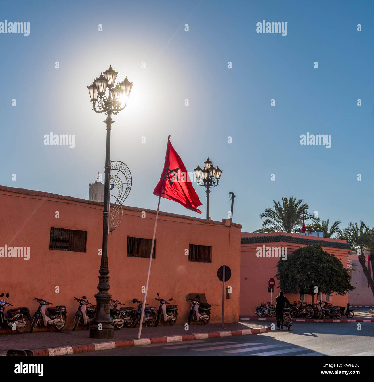 Bandera marroquí y Medina murallas con sombras de Palm. Foto de stock