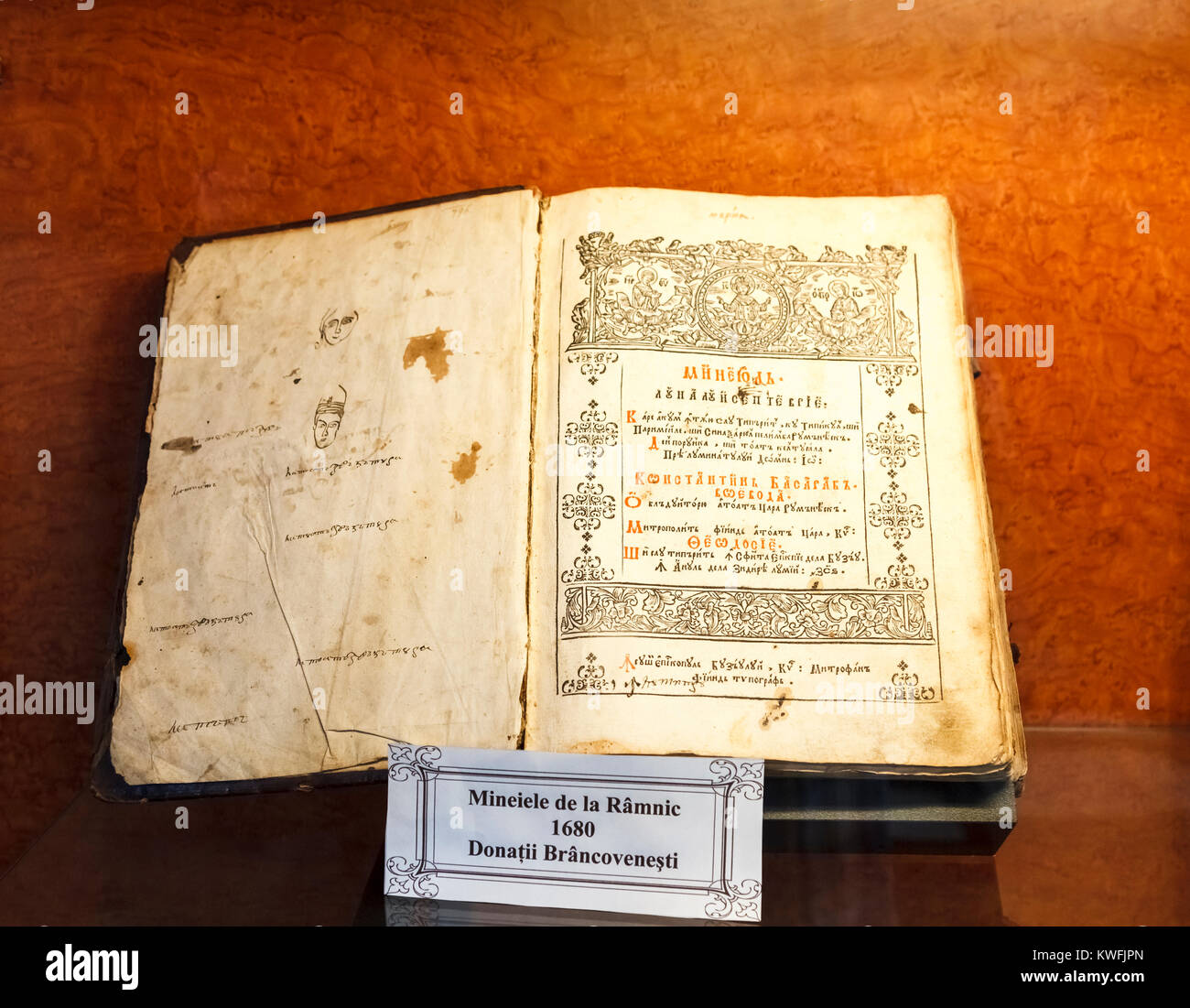 Antiguo manuscrito libro, una exposición en el Museo de la primera escuela rumana, Schei, distrito de Brasov, una ciudad de la región rumana de Transilvania central Foto de stock