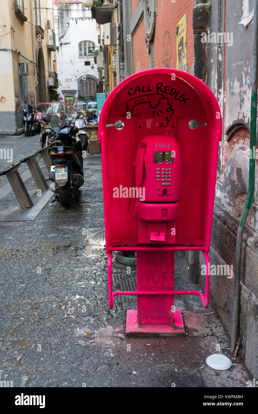 Teléfono rosa, el centro histórico de Nápoles Foto de stock
