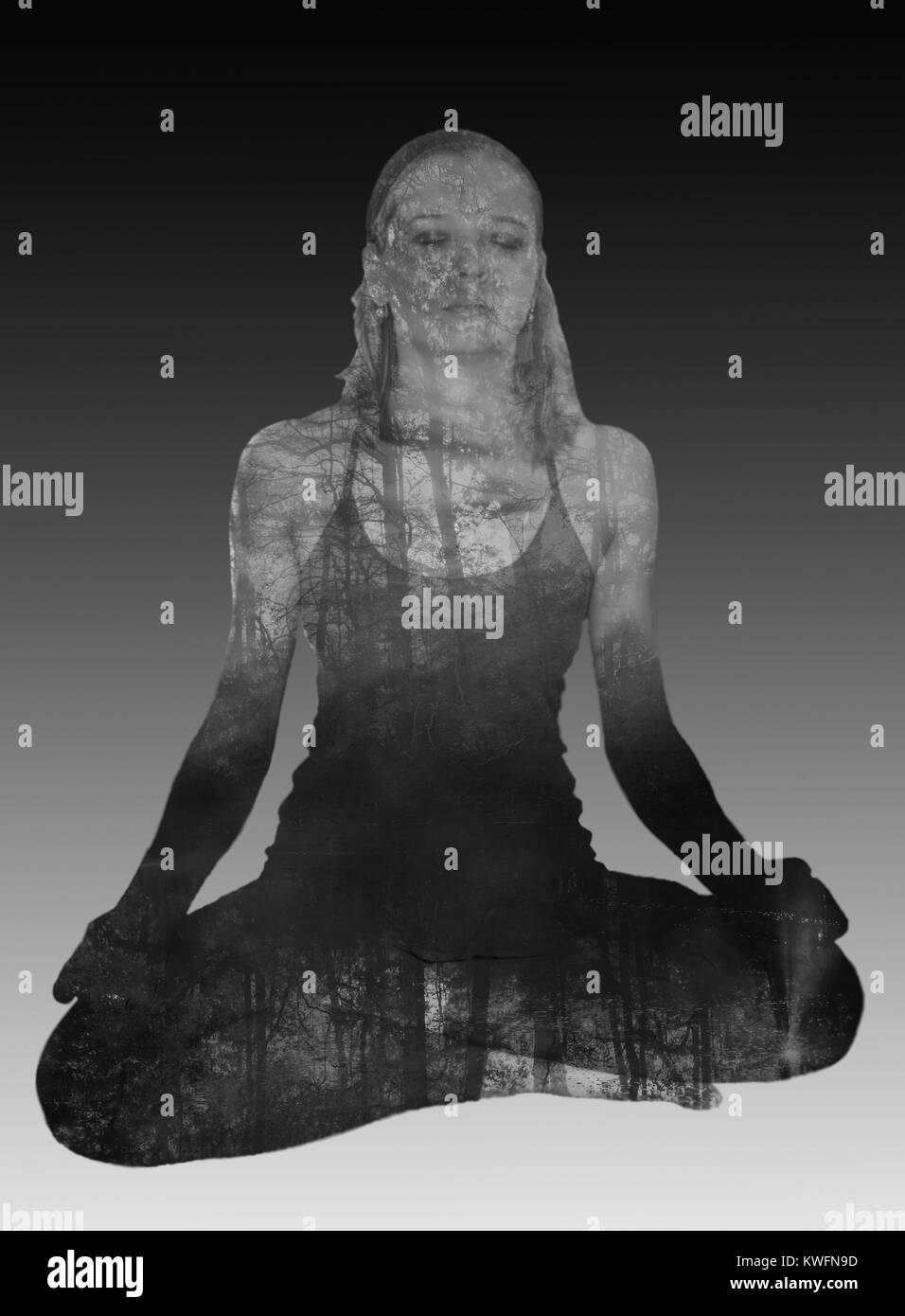 Doble exposición fotográfica abstractas de una mujer sentada en pose de yoga y el bosque. Ser uno con la naturaleza Foto de stock
