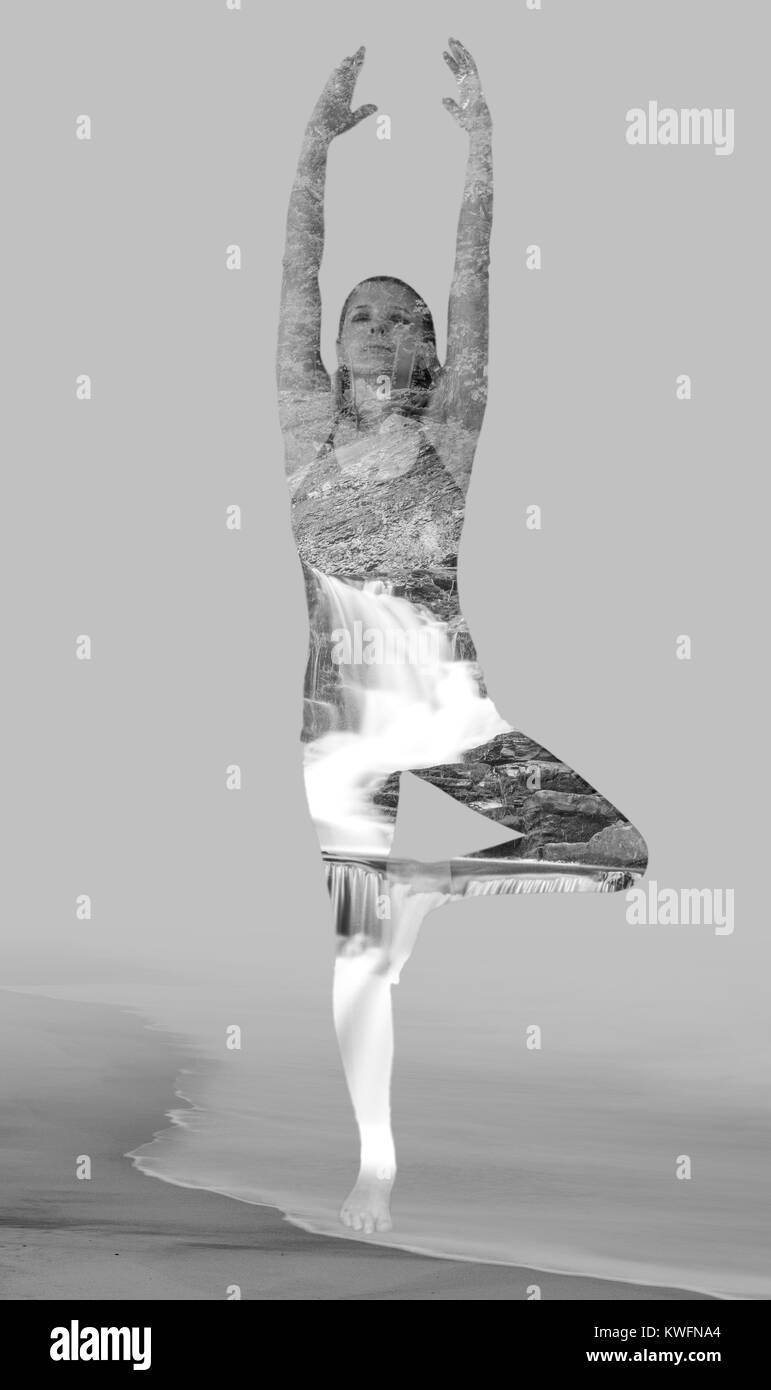 Ser uno con la naturaleza.La exposición múltiple resumen foto de una mujer de pie en pose de yoga en la playa. Fondo blanco y negro Foto de stock