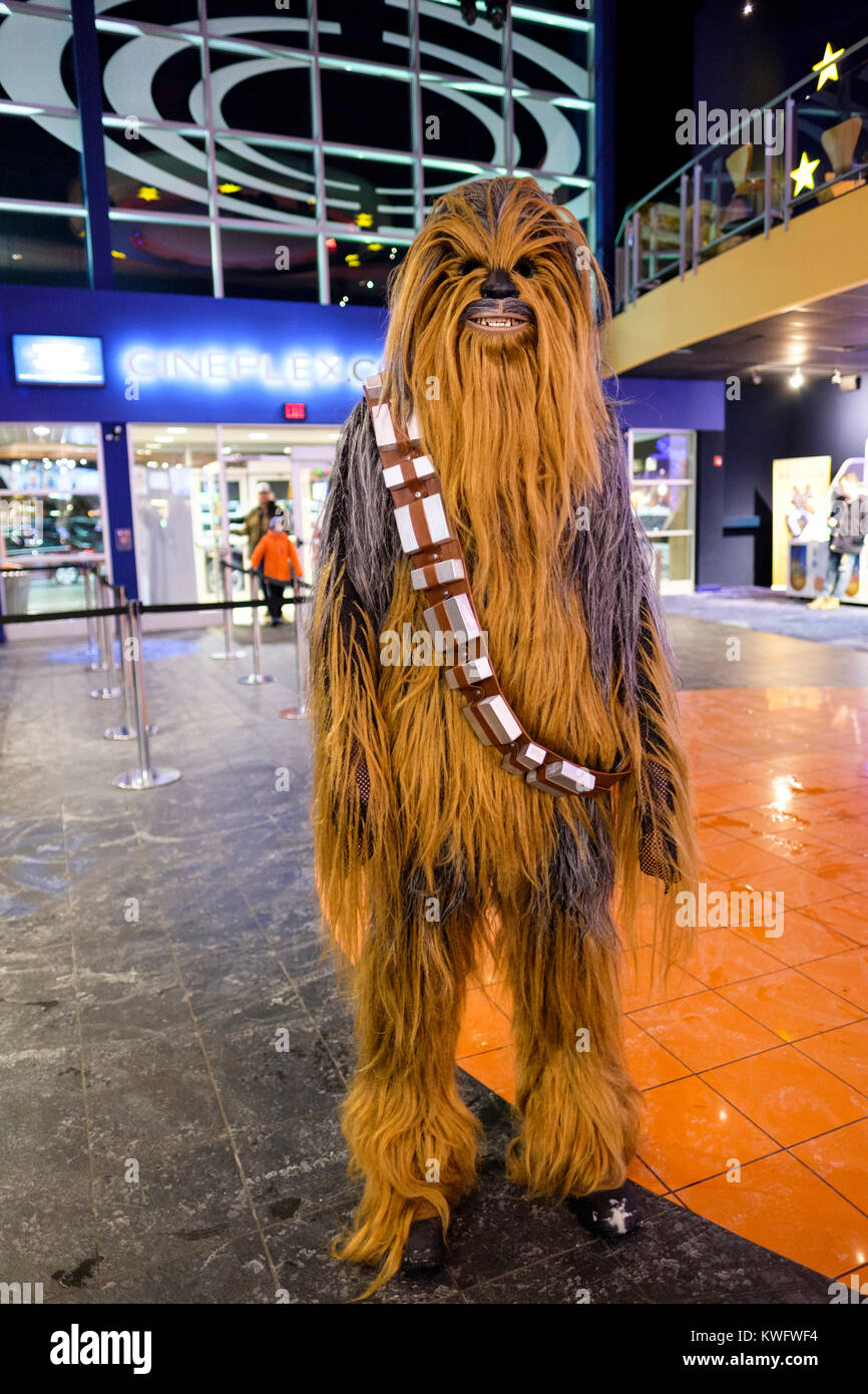 Ventilador, película cosplayer posando para fotos vistiendo un traje de  Chewbacca en Star Wars Jedi La última película la noche de la inauguración,  London, Ontario, Canadá Fotografía de stock - Alamy