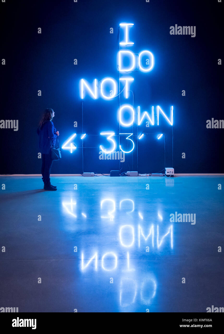 Una joven mira la instalación neón No tengo 4' 33' por el artista Pierre Huyghe, en la Galería de Arte Moderno Remai de Saskatchewan en Saskatoon Foto de stock