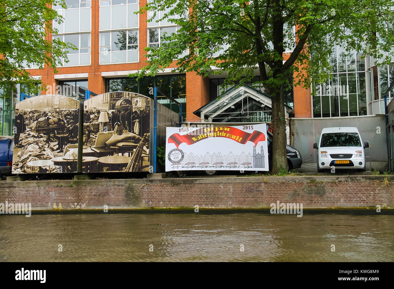 Amsterdam, Holanda - Junio 20, 2015: el comercio stands en el mercado Waterlooplein decoradas fotos históricas. Amsterdam Foto de stock