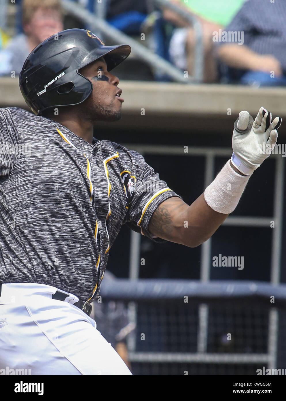 Davenport, Iowa, EE.UU. 7 de mayo de 2017. Los bandidos del río la jardinera izquierda Ronnie Dawson (12) mira un golpe en el aire mientras en bat en el Modern Woodmen Park en Davenport el domingo, 7 de mayo de 2017. El Río Quad-Cities bandidos cayó 3-1 en el Lake County capitanes. Crédito: Andy Abeyta, Quad-City Times/Quad-City Times/Zuma alambre/Alamy Live News Foto de stock