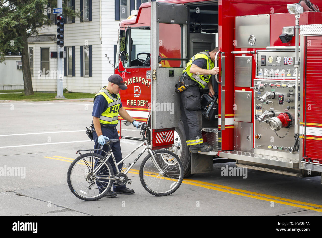 Davenport, Iowa, EE.UU. 3 ago, 2016. Los bomberos cargar una bicicleta en  su camión en la intersección de Locust Street y la calle Fairmont en  Davenport después una bicicleta vs accidente automovilístico