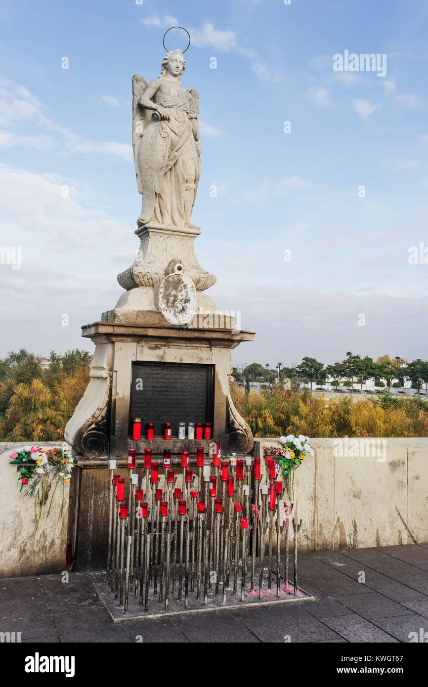 Cordoba, España. Estatua de la patrona de San Rafael en el puente romano. Foto de stock