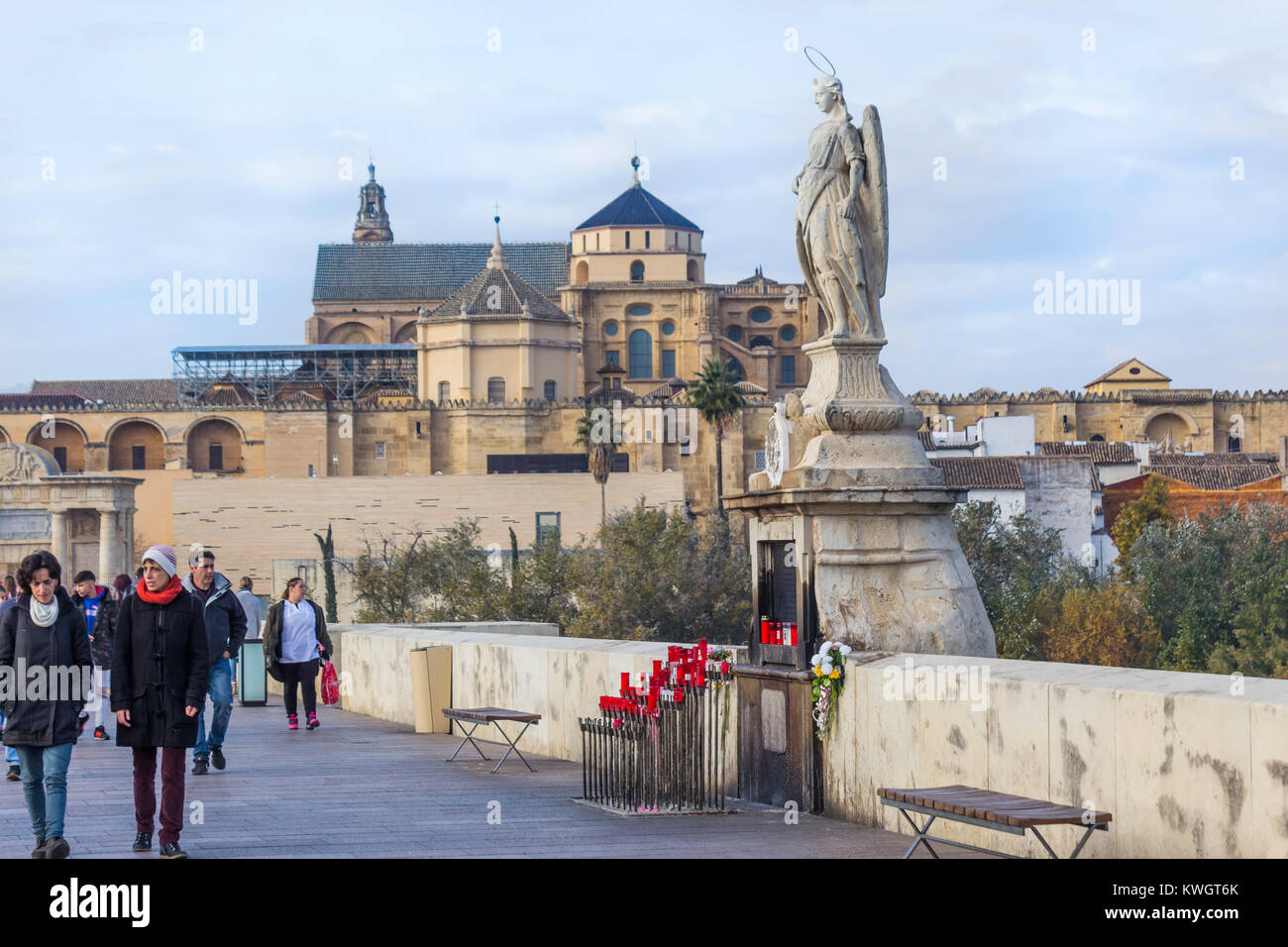 Cordoba, España. Estatua de la patrona de San Rafael en el puente romano, la gran mezquita en el fondo. Foto de stock