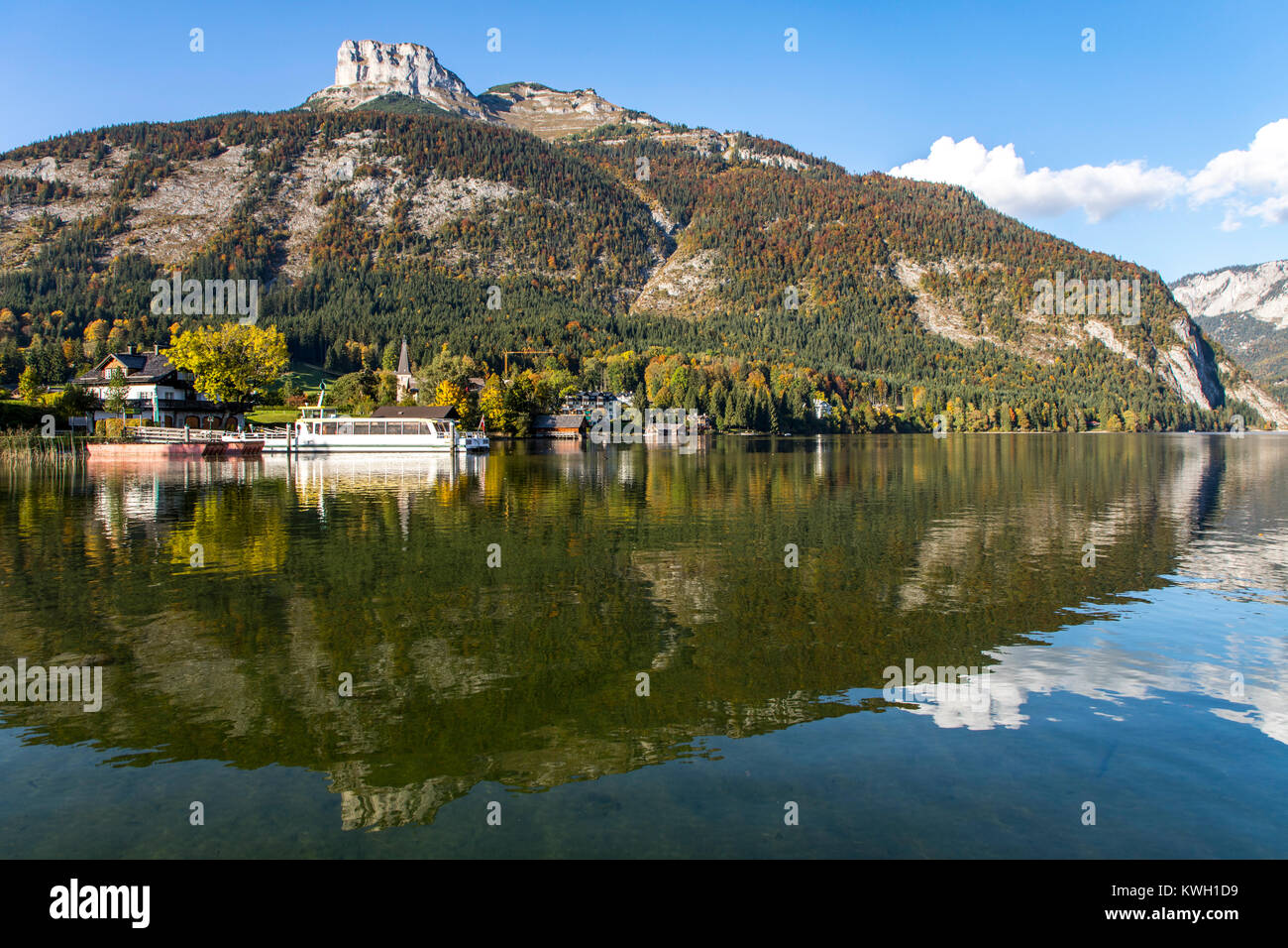 El Altausee Mountain Lake, en Estiria, Austria, parte de las montañas de muertos, otoño, perdedor, cumbre de montaña Foto de stock