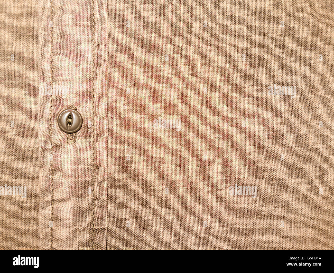 Camisa de algodón beige liso textura con botón de cerrar Foto de stock