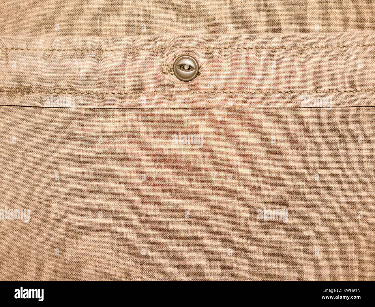 Camisa de algodón Marrón llano textura con botón de cerrar Foto de stock