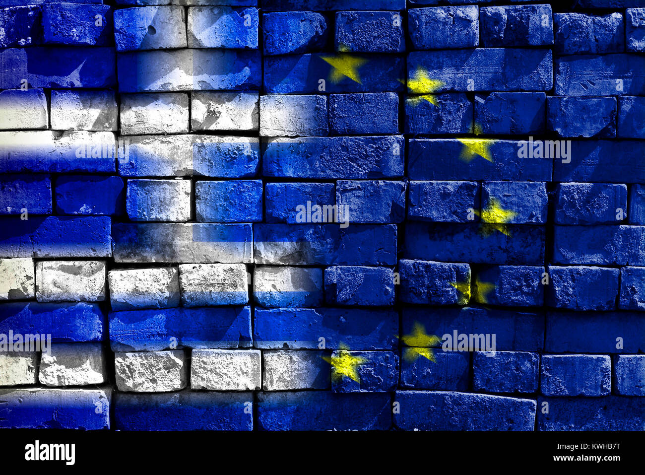 Grecia y la bandera de la UE en la maltrecha pared de piedra, foto Grexit simbólico, Griechenland- und UE-Fahne auf maroder, Symbolfoto Grexit Steinmauer Foto de stock