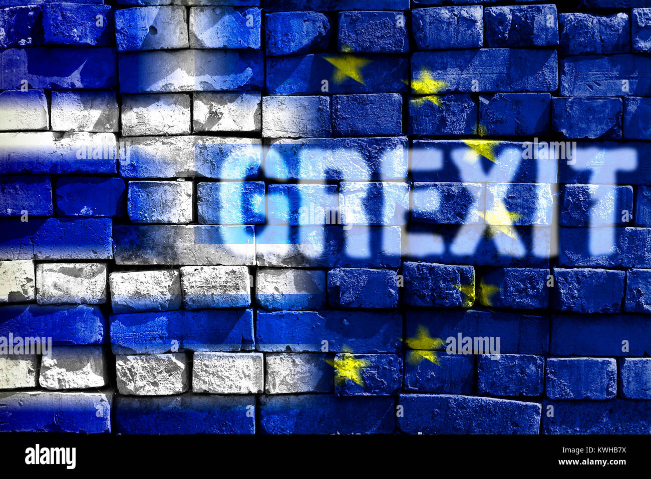 Grecia y la bandera de la UE en la maltrecha pared de piedra con trazo Grexit, Griechenland- und UE-Fahne auf maroder Steinmauer mit Schriftzug Grexit Foto de stock