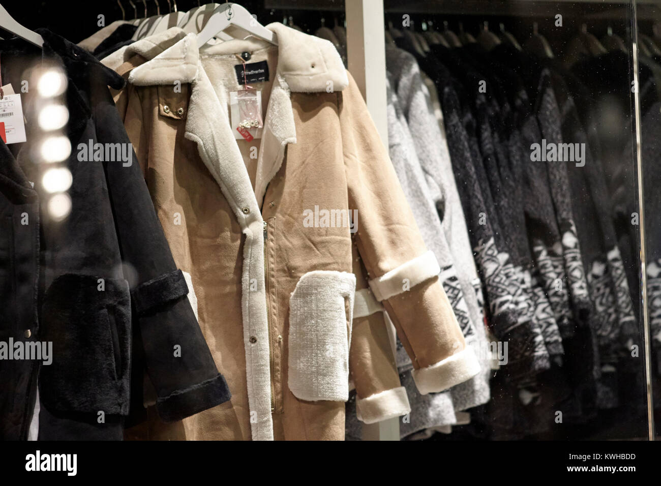 Imitaciones de abrigos de piel en el escaparate de una tienda de ropa de mujer Belfast, Irlanda del Norte, reino unido Foto de stock