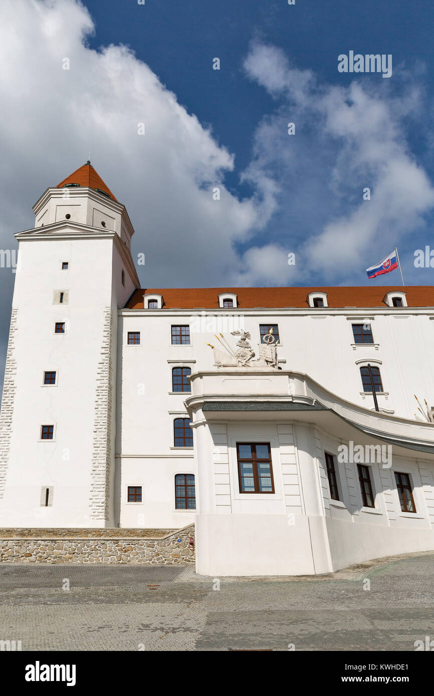Castillo medieval en la cima de la colina en Bratislava, Eslovaquia. Foto de stock