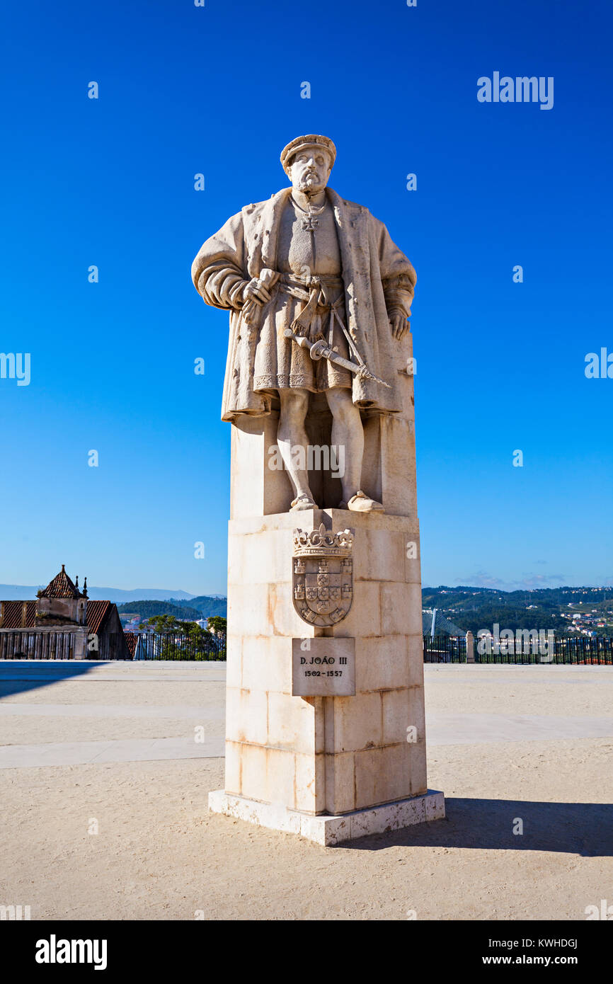 Monumento de Juan III, cerca de la Universidad de Coimbra, Portugal. Él era el rey de Portugal en el siglo XVI. Foto de stock